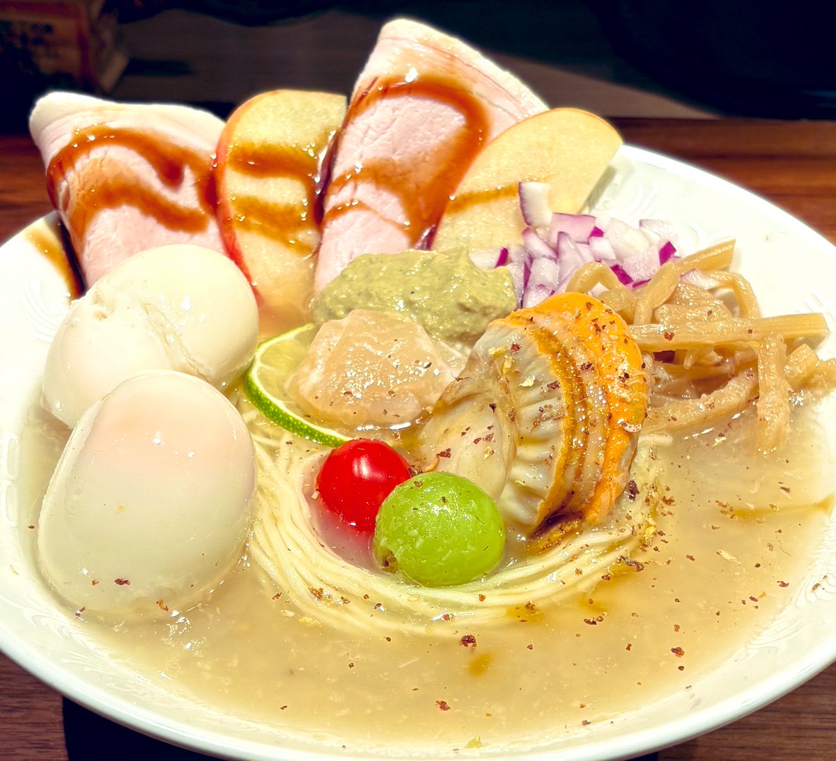 ほたて日和さんです♪

帆立の塩そば（冷）Ver.牡蠣plus

🌻綺麗です　美味しさがにじみ出ています☘️
🌻スープと麺を頂き　しお味の効いたほたて味❗️するする細麺　甘く清々しいミニトマトとマスカット‼️シャッキリりんごに牡蠣ペーストをのせて🤍

美味しいお昼ごはんでした😊