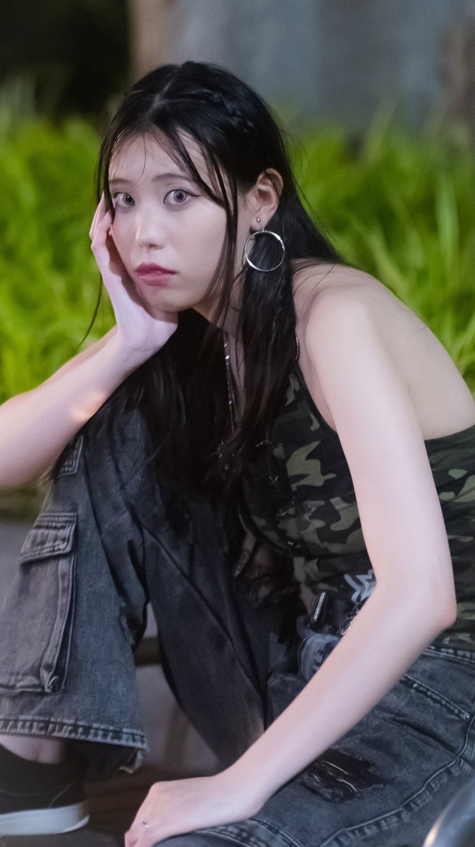 8/23(土)の浴衣撮影会ですが、浴衣決めました！
1枚目の画像のシックな浴衣、髪型は高めのポニーテールで参加します👘 
カッコよく綺麗に撮れるのではないかなと思います❣️
是非ご検討ください🙇‍♀️