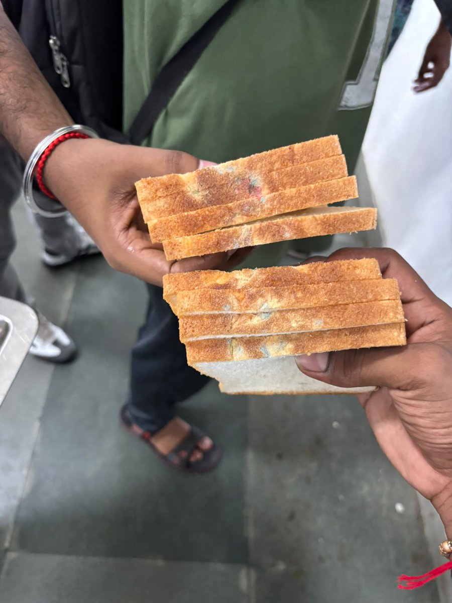 Vraj_Deesa's tweet photo. बार बार एक ही बात को दोहराकर अब हम विद्यार्थी भी तंग आ चुके है। देखिए इस CENTRAL UNIVERSITY OF GUJRAT के अंदर किस प्रकार की चीजों से खाना बना कर बच्चों को दिया जाता है!! बचे एज्युकेशनcentralcentra लेने आए है बीमारी नहीं। जान गंवाकर कोई नहीं पढ़ेगा।  #ShameONCUGadministration https://t.co/ogcSTXJAII