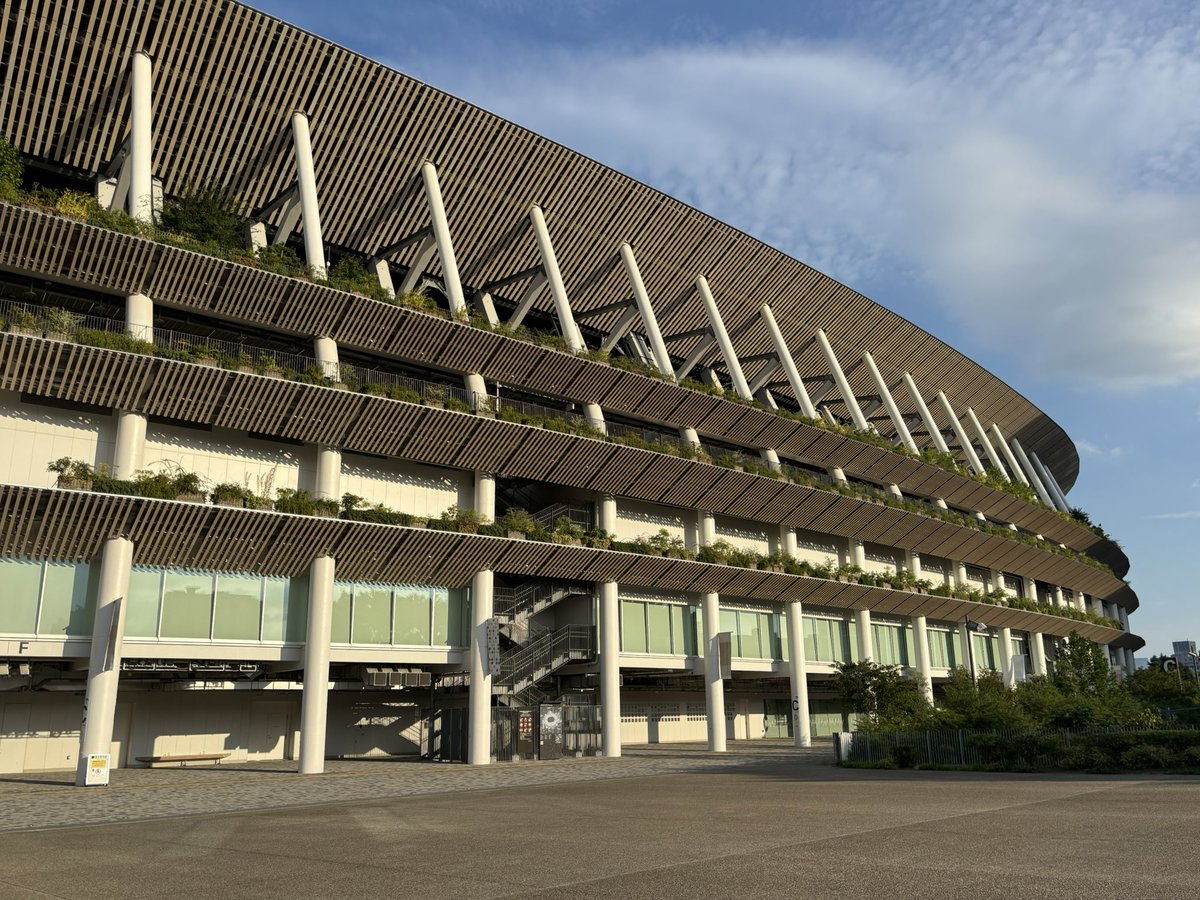 avant_garde_cha's tweet photo. 隈研吾建築
国立競技場

実は��ゃんと観るの初めて。
何かと批判ありますが、やっぱり綺麗。

※気になってルーバーの作りは見ちゃったけどね。爆笑 https://t.co/mnSEUk4U0g