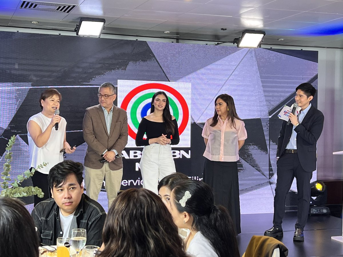 ABSCBNpr's tweet photo. Kapamilya journalists invites audiences to watch ABS-CBN News and Integrated Affairs’ programs.
#DZMM #BeyondTheExhange #TVPatrol # #WinnieCordero #RicoHizon #GanielKrishnan #KarminaConstantino https://t.co/IkWUzIclMu