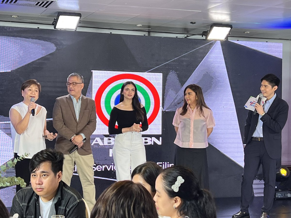 ABSCBNpr's tweet photo. Kapamilya journalists invites audiences to watch ABS-CBN News and Integrated Affairs’ programs.
#DZMM #BeyondTheExhange #TVPatrol # #WinnieCordero #RicoHizon #GanielKrishnan #KarminaConstantino https://t.co/IkWUzIclMu