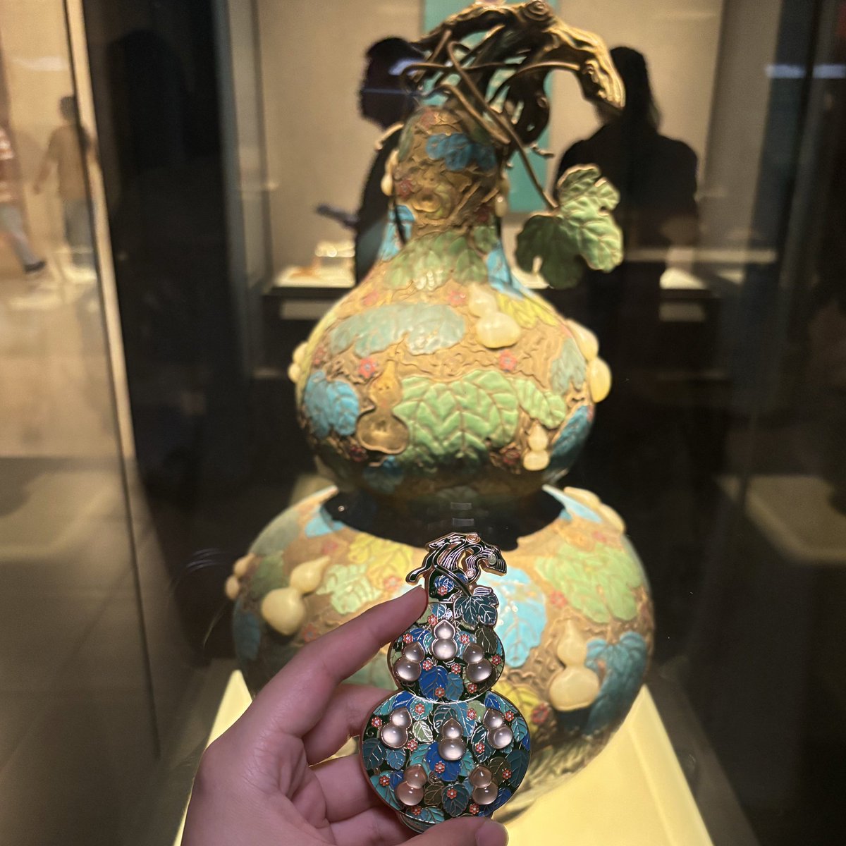 HenanMuseum's tweet photo. From Qing Dynasty palace treasure to your home 🧲🏡In Chinese culture, the gourd (葫芦) sounds like “fortune” and “prosperity,” symbolizing blessings and abundance. Inspired by Henan Museum’s Enamel Inlaid Jade Gourd, this 3D fridge magnet brings good luck into your daily life🍀 https://t.co/AStDBoQfLE