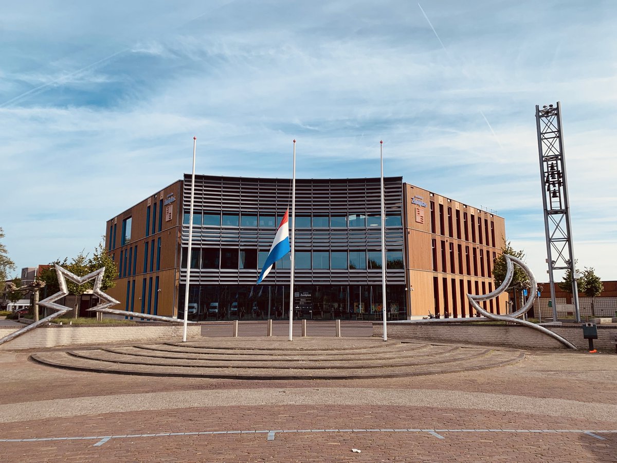 De Nederlandse vlag hangt vanaf 18.00 uur halfstok bij het Indiëmonument in Nieuwerkerk aan den IJssel en het gemeentehuis. We zijn stil voor de omgekomen militairen en burgers in voormalig Nederlands-Indië tijdens de periode 1941-1951.