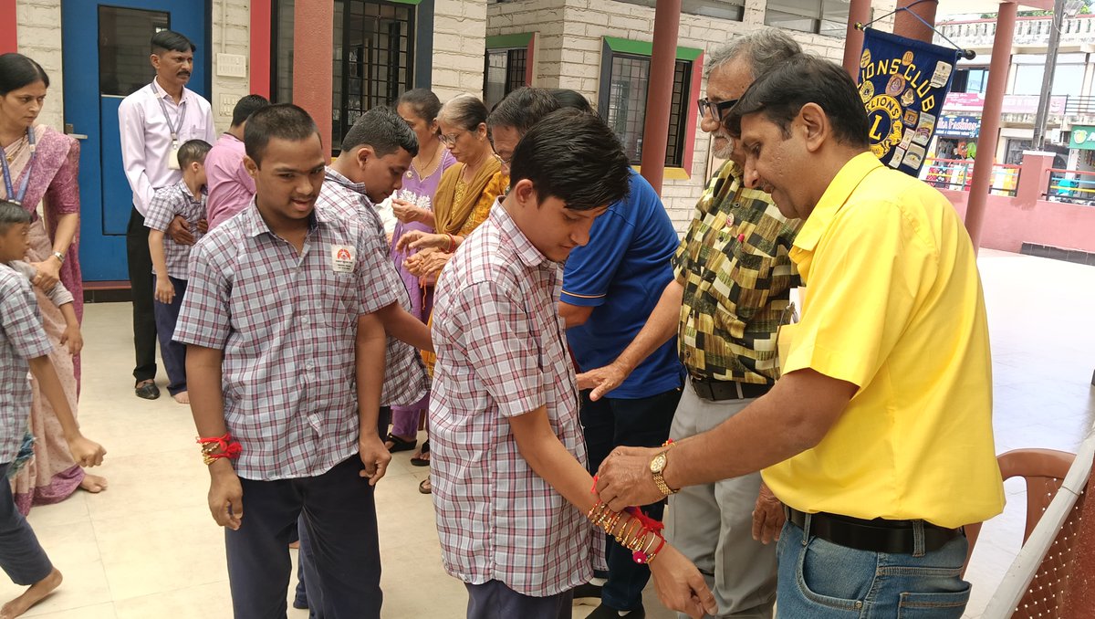 MKT2605's tweet photo. The celebrations were held at Shri P.S. Kothari Hearing Impaired Multipurpose School, Shri M.S. Kothari Hearing Impaired Secondary and Higher Secondary School, and the Multipurpose School for the Intellectually Disabled, Vijalpore, Navsari. https://t.co/GVJQt5cVle