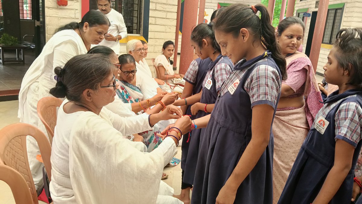 MKT2605's tweet photo. The celebrations were held at Shri P.S. Kothari Hearing Impaired Multipurpose School, Shri M.S. Kothari Hearing Impaired Secondary and Higher Secondary School, and the Multipurpose School for the Intellectually Disabled, Vijalpore, Navsari. https://t.co/GVJQt5cVle