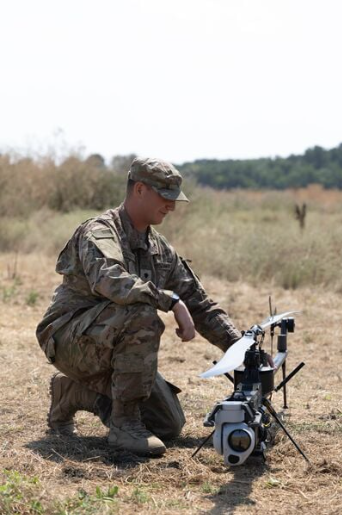 Schnelle Adaption.  Die US-Army will im September eine  #Verkaufsplattform eröffnen, auf der #Drohnen-Produzenten ihre Systeme direkt an Einheiten veräußern können. Vorbild ist die ukrainische Armee, die seit April über eine solche Plattform verfügt.
janes.com/osint-insights…