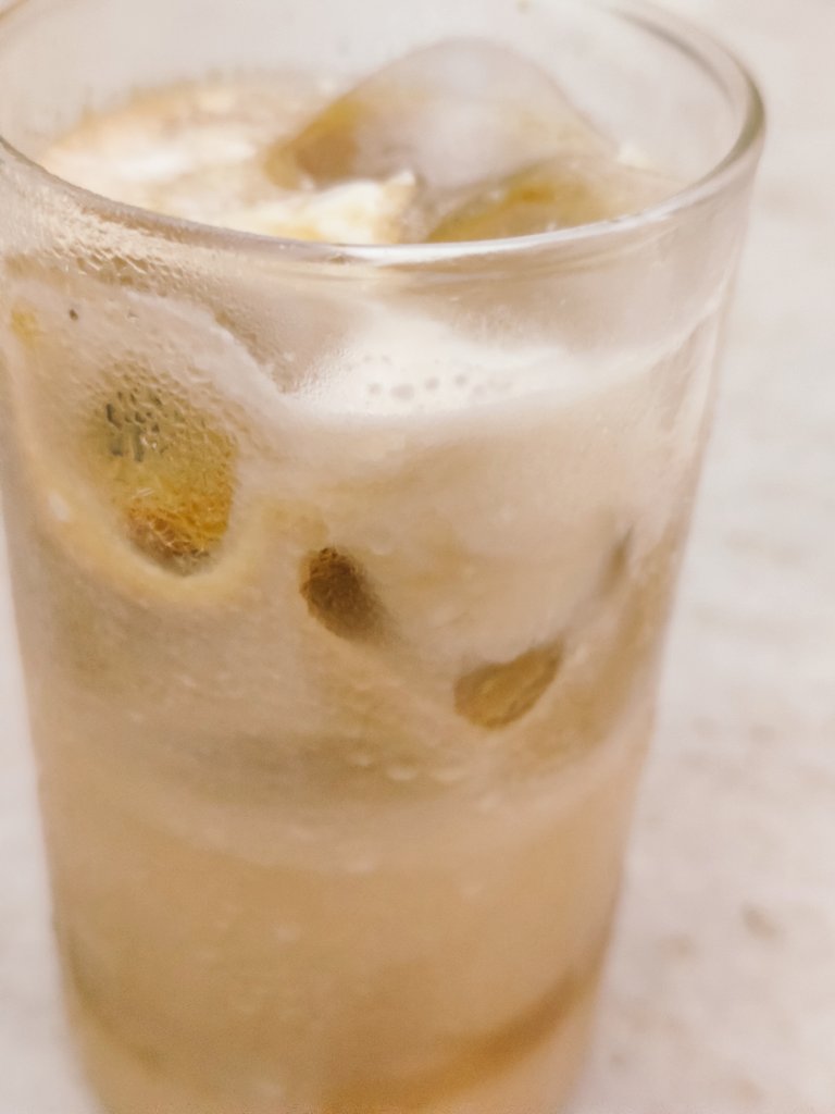 MuskaanNegi's tweet image. I tried making an #icelatte..!!!☺️💖 And ordered-in my favourite muffin.😋🤩🫣😉💞

A perfect rainy-day combo..!!!☺️