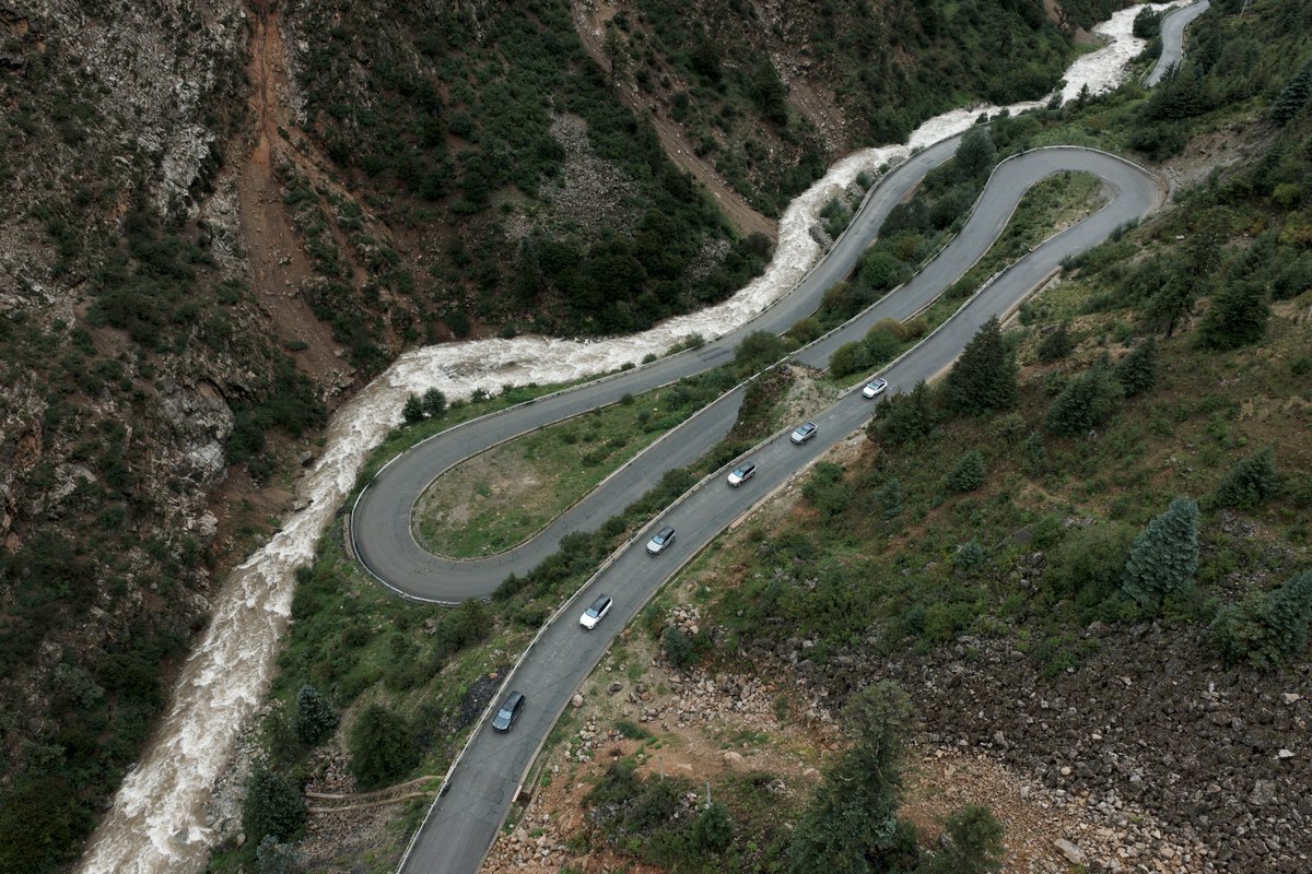 I'm now on my way to Lhasa. Tomorrow, I'll drive the All-New ES8 from Lhasa to Xigaze, and the day after to Qomolangma Base Camp.🏔 This trip is to check our swapping network along G318 Sichuan-Xizang Expressway, and to examine how the All-New ES8 performs on the high plateaus.