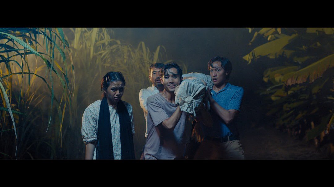 Filem terbaru di pawagam:

"Angkat" arahan Feisal Azizuddin. Kisah tiga lelaki terpaksa usung jenazah bapa mereka untuk dibawa ke kubur sebab van jenazah rosak dalam perjalanan. Bukan cerita seram.

#FilemAngkat