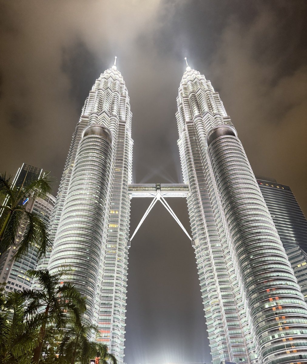 Libmonkey9's tweet image. KLCC双子塔下  感受现代大马的脉搏