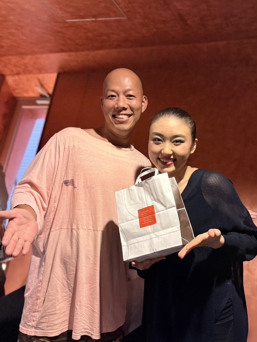 千葉ちゃんご出演のミュージカル『えんとつ町のプペル』を観劇🎫

応援に行ったつもりが、ステージでの勇姿に元気と感動をたくさんいただきました🥹

出演までに何年も費やされた座組、豪華な衣装、壮大な舞台セット、全席床面に散りばめられたLED、屋台で遊べるグッズ売り場。
超エンタメでした🎃