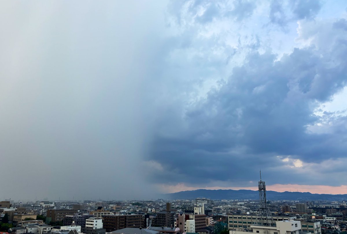 kasabo0723's tweet photo. 尼崎のゲリラ豪雨えぐかった。綺麗に分かれとるわ。 https://t.co/0fWvrsgKju