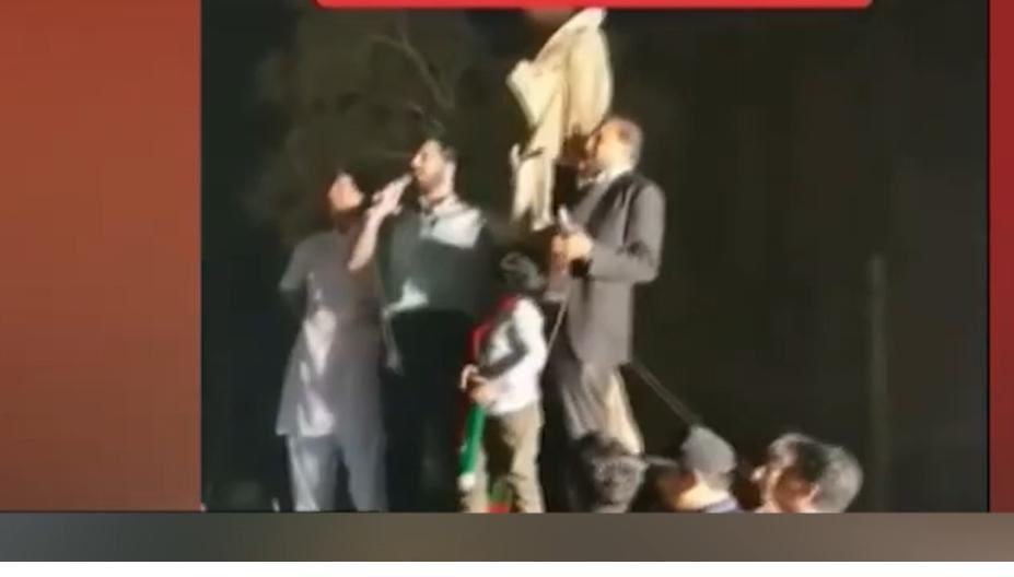 حسان نیازی پر جھوٹا الزام کہ اس نے فوجی وردی لہرائی ہے۔ پیچھے سے کوئی نامعلوم شخص وردی بلند کرتے دیکھا جاسکتا ہے،یہ جو نامعلوم ہے قوم کو سب معلوم ہے۔