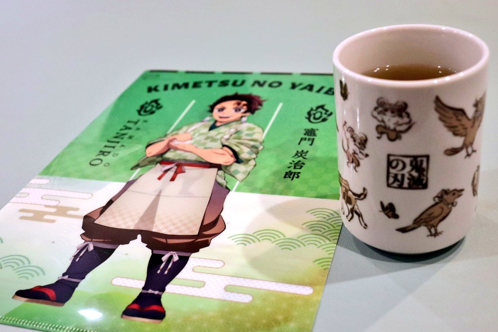 鬼滅の刃』とセブン‐イレブンがコラボしたクリアファイルを眺めながら