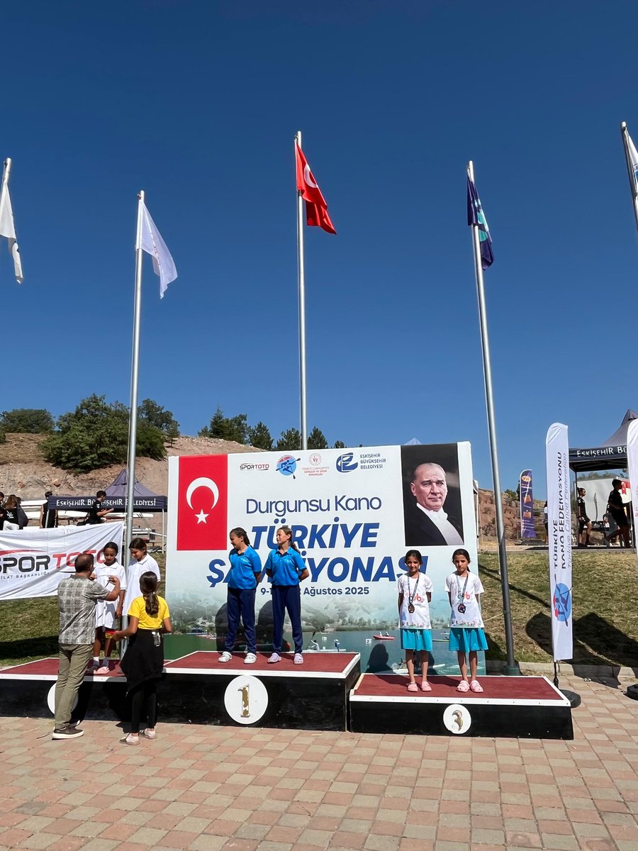 kanourfa's tweet photo. Eskisehir de düzenlenen Türkiye Şmpiyonasına Bozova İlçe Gençlik,Bozova Spor ve Şanlıurfa Tenis Kano Kulüpleri katılım sağladı.Toplmda 7 🥇 7🥈  14🥉 madalya kazandık İl müdürümüz @Eren_GSB e servis ve malzeme desteklerinden dolayı il temsilciliği olarak tşkr ederiz.@hasansildak https://t.co/etRvZ3oDE9