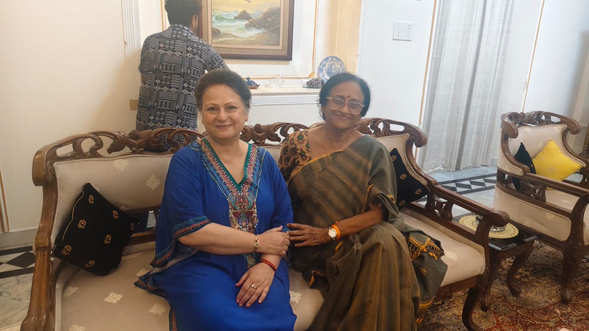 एमरेन फाउण्डेशन की अध्यक्ष श्रीमती रेनूका टण्डन के पैर फैक्चर होने पर उनके आवास पहुँच कर उनका कुशलक्षेम जाना।