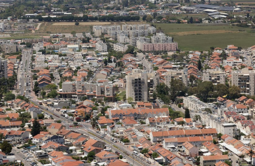 Quand la Jordanie occupait la Judée Samarie, entre 1948 et 1967, il n'y avait rien à cet endroit. Voici Maale Adumim, une ville construite par Israël, une fois que la Judée Samarie a été libérée de l'occupation jordanienne. Il a maintenant été décidé de relier Maale Adumim à