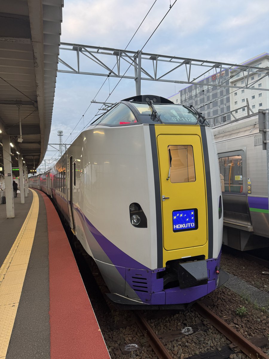 br__sugar's tweet photo. 夏休み関係なく社畜ってますが、まさかの欠航つらい。。。

急遽函館駅来たけど18時で駅弁屋閉まってるし、ハセストのやきとり弁当買おうにも長蛇の列で電車に間に合わず無念。。。

北斗初めて乗るし我慢するか。。。 https://t.co/98kHCV10Gf
