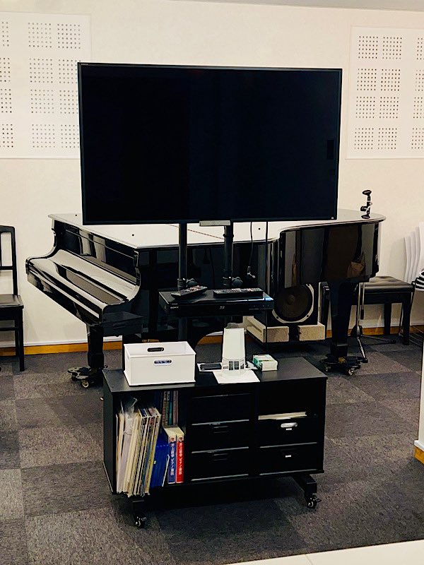 StudioJSS's tweet photo. テレビスタンドを新調しました
以前のものよりコンパクトですが、安定感は増しております

ここはピアノスタジオではありますが、お部屋のみのご利用も可能となっております
こちらのテレビも映像の鑑賞だけではなく、��議用のモニターとしてもご活用ください

#スタジオ
#会議
#備品
#テレビ https://t.co/5Im3vlNhCL