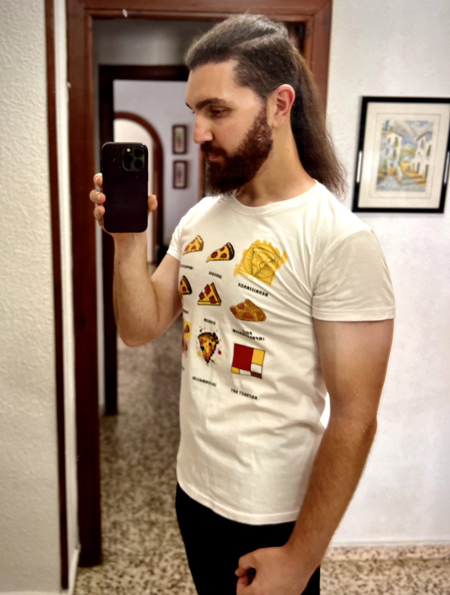 Me he puesto a ordenar el armario y ha aparecido esta camiseta (ojalá volverla a encontrar en mi talla actual😂)

Para que os hagáis a la idea, es una S, y me quedaba ENORME🫠🙈

Me siento un poco ridículo subiendo esto, pero por dentro reconozco estar jodidamente orgulloso🥰💜✨