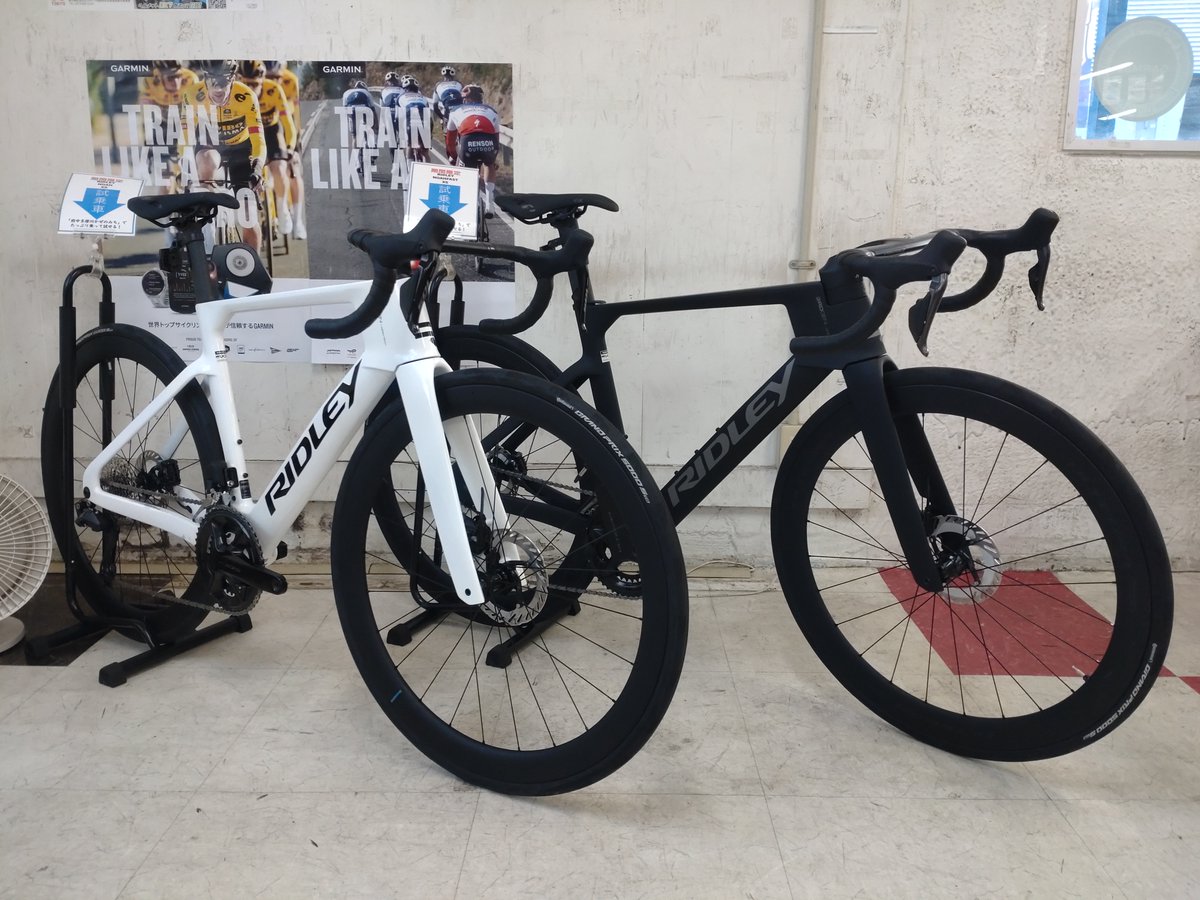 ysroad_fuchu's tweet image. 急ですがRIDLEY NOAH FASTの試乗会を開催します！
期間は8月19日（火）まで！
2色ございますが、両方とも『NOAH FAST 3.0　サイズ:XS』で黒がアルテグラ、白が105で組まれています。
免許証などの顔写真付き公的身分証をお持ちください。
#ridleybikes @ridley_jp