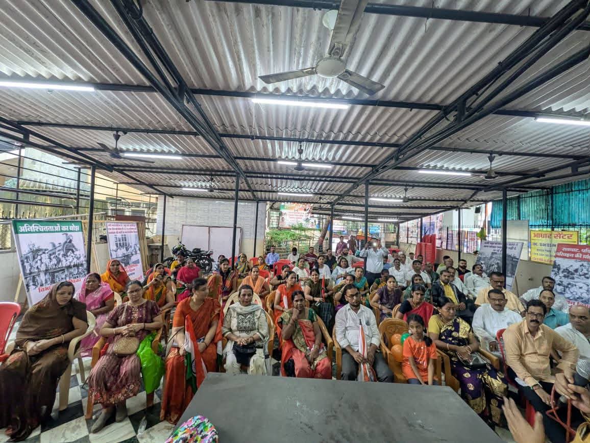 BJP Mumbai (@bjp4mumbai) on Twitter photo विभाजन विभीषीका स्मरण दिनानिमित्त केंद्रीय मंत्री <a href="/PiyushGoyal/">Piyush Goyal</a> जी यांच्या मार्गदर्शनात उत्तर मुंबईतील सर्व मंडळात विभाजन विभीषीकेची प्रदर्शनी लावण्यात आली. यावेळी स्थानिक पदाधिकारी कार्यकर्ते आणि नागरिक उपस्थित होते.
#PartitionHorrorsRemembranceDay विभाजन विभीषीका स्मरण दिनानिमित्त केंद्रीय मंत्री <a href="/PiyushGoyal/">Piyush Goyal</a> जी यांच्या मार्गदर्शनात उत्तर मुंबईतील सर्व मंडळात विभाजन विभीषीकेची प्रदर्शनी लावण्यात आली. यावेळी स्थानिक पदाधिकारी कार्यकर्ते आणि नागरिक उपस्थित होते.
#PartitionHorrorsRemembranceDay