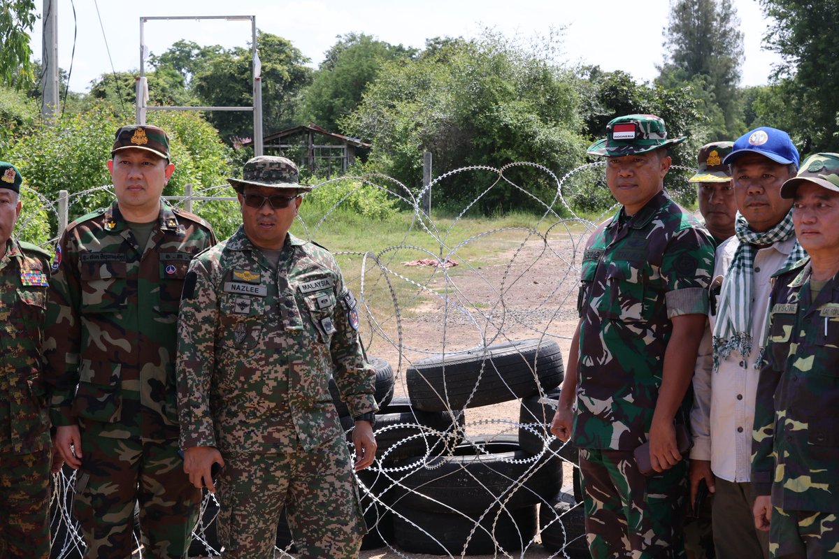pheaktraneth's tweet photo. On Thursday Afternoon, 14 August 2025, A seven-nation Interim Observer Team (IOT), led by Malaysian Defence Attaché to the Kingdom of Cambodia, and joined by other residents and non-resident Defence Attaché to the Kingdom of #Cambodia conducted an observation visit to Prey Chan Village, O’ Bei Choan  Commune, O’ Chrov District, Banteay Meanchey Province. The visit was conducted following the reports of illegal barbed wire installation by the Thai armed forces on August 12–13, 2025. These developments occurred subsequent to the ceasefire agreement and the release of the joint statement  during the Extraordinary Cambodia –Thailand General Boundary Committee Meeting (GBC Meeting) held on 7 August 2025, in Malaysia.  #ExposeThailandLies #Borderdisputes
