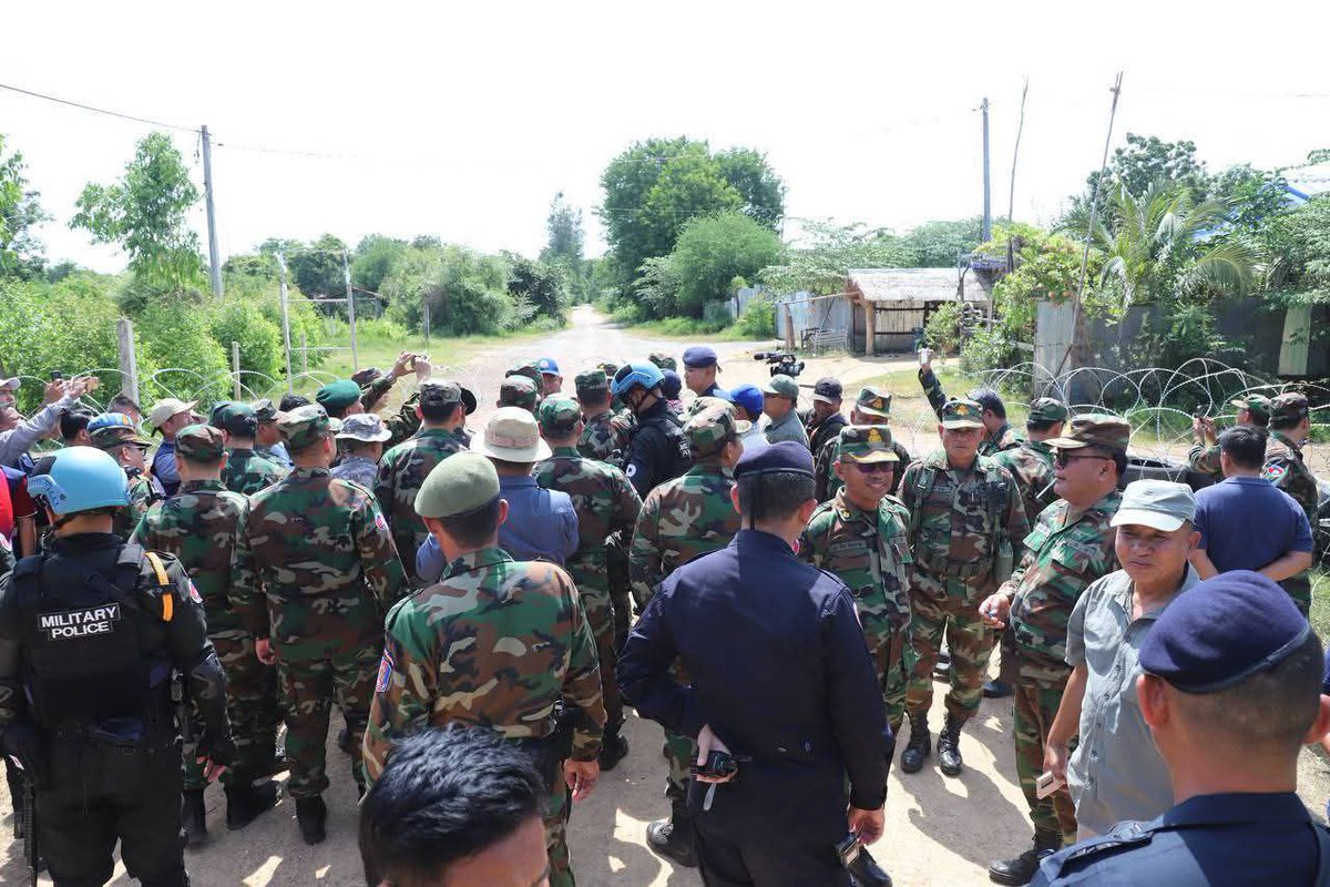 pheaktraneth's tweet photo. On Thursday Afternoon, 14 August 2025, A seven-nation Interim Observer Team (IOT), led by Malaysian Defence Attaché to the Kingdom of Cambodia, and joined by other residents and non-resident Defence Attaché to the Kingdom of #Cambodia conducted an observation visit to Prey Chan Village, O’ Bei Choan  Commune, O’ Chrov District, Banteay Meanchey Province. The visit was conducted following the reports of illegal barbed wire installation by the Thai armed forces on August 12–13, 2025. These developments occurred subsequent to the ceasefire agreement and the release of the joint statement  during the Extraordinary Cambodia –Thailand General Boundary Committee Meeting (GBC Meeting) held on 7 August 2025, in Malaysia.  #ExposeThailandLies #Borderdisputes