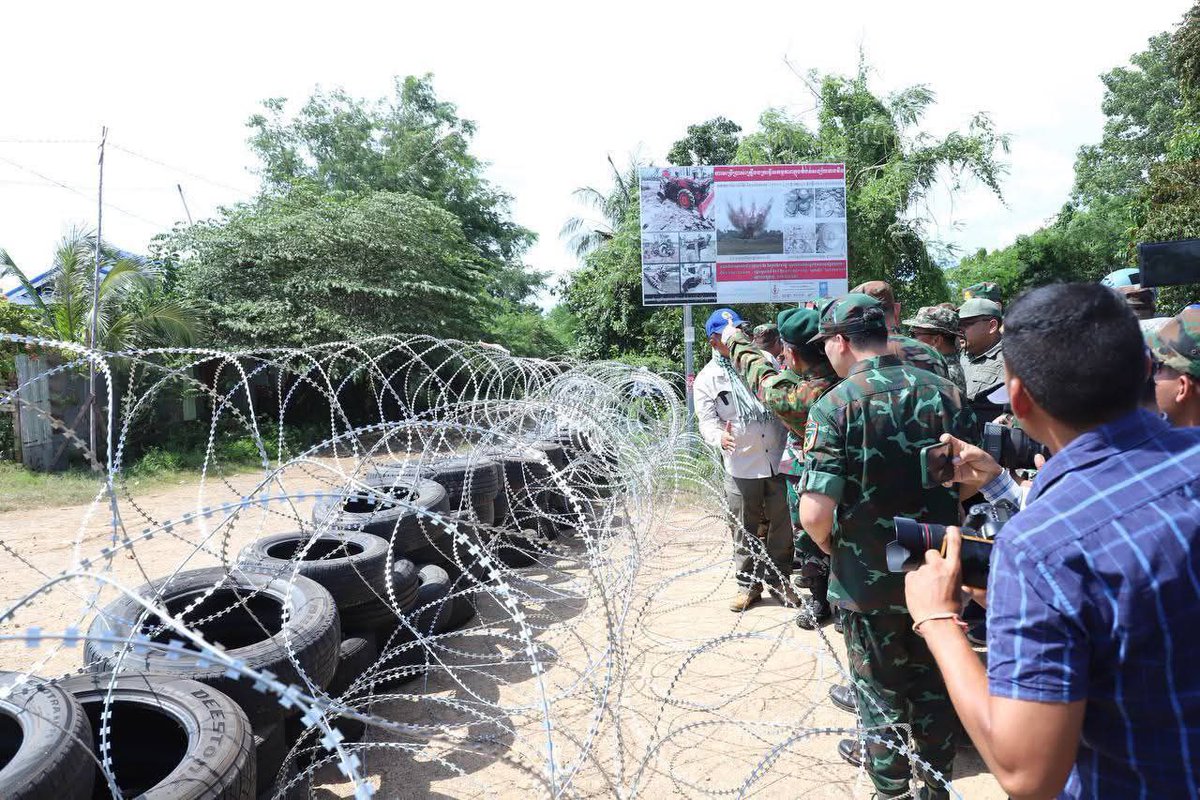 pheaktraneth's tweet photo. On Thursday Afternoon, 14 August 2025, A seven-nation Interim Observer Team (IOT), led by Malaysian Defence Attaché to the Kingdom of Cambodia, and joined by other residents and non-resident Defence Attaché to the Kingdom of #Cambodia conducted an observation visit to Prey Chan Village, O’ Bei Choan  Commune, O’ Chrov District, Banteay Meanchey Province. The visit was conducted following the reports of illegal barbed wire installation by the Thai armed forces on August 12–13, 2025. These developments occurred subsequent to the ceasefire agreement and the release of the joint statement  during the Extraordinary Cambodia –Thailand General Boundary Committee Meeting (GBC Meeting) held on 7 August 2025, in Malaysia.  #ExposeThailandLies #Borderdisputes