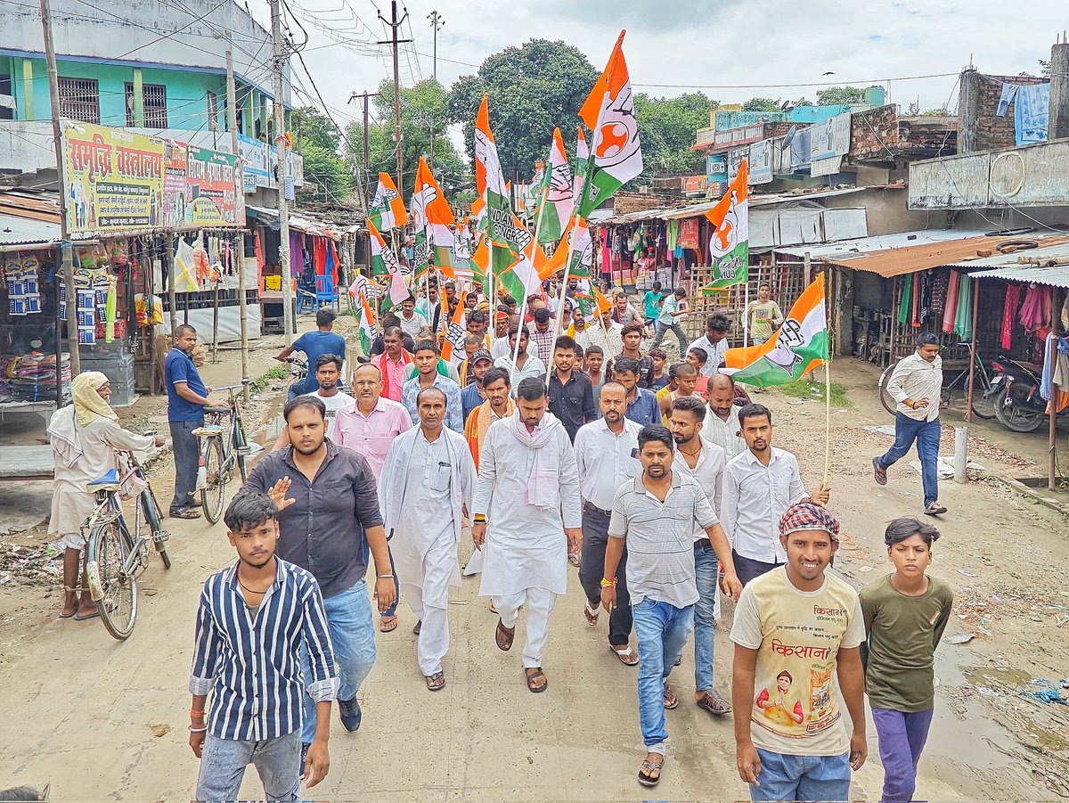GaribShiv's tweet photo. 📍बछवाड़ा विधानसभा क्षेत्र

भीषण बाढ़ से जूझ रहे बछवाड़ा प्रखंड के दियारा क्षेत्र के पीड़ित परिवारों के साथ उनकी विभिन्न मांगों को लेकर प्रखंड मुख्यालय पर धरना-प्रदर्शन में पहुंचा।

जब तक हर पीड़ित परिवार को उसका हक और राहत नहीं मिल जाती, तब तक यह संघर्ष जारी रहेगी! ✊️🌊 https://t.co/gFAb8oj5HI