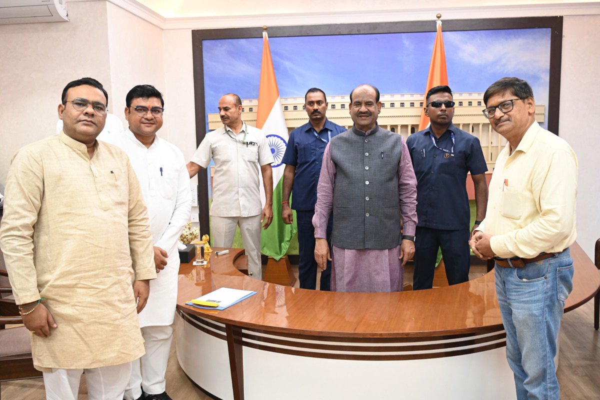 jitanderagarwa4's tweet photo. पुनः आज फिर सानिध्य प्राप्त हुआ माननीय लोकसभा स्पीकर श्री @ombirlakota  जी का दिल्ली अकबर रोड आवास पर।
#आशीर्वाद_फलीभूतम_माननीयजी
#अंतर्राष्ट्रीय_वैश्य_संगठन
#विराट_वैश्य_महासम्मेलन_नोएडा
#वैश्य_एकता_जिंदाबाद
@MedhaRoopam @dmgbnagar @LokSabhaSectt @loksabhaspeaker @loksabha https://t.co/ljJkKh2GJq