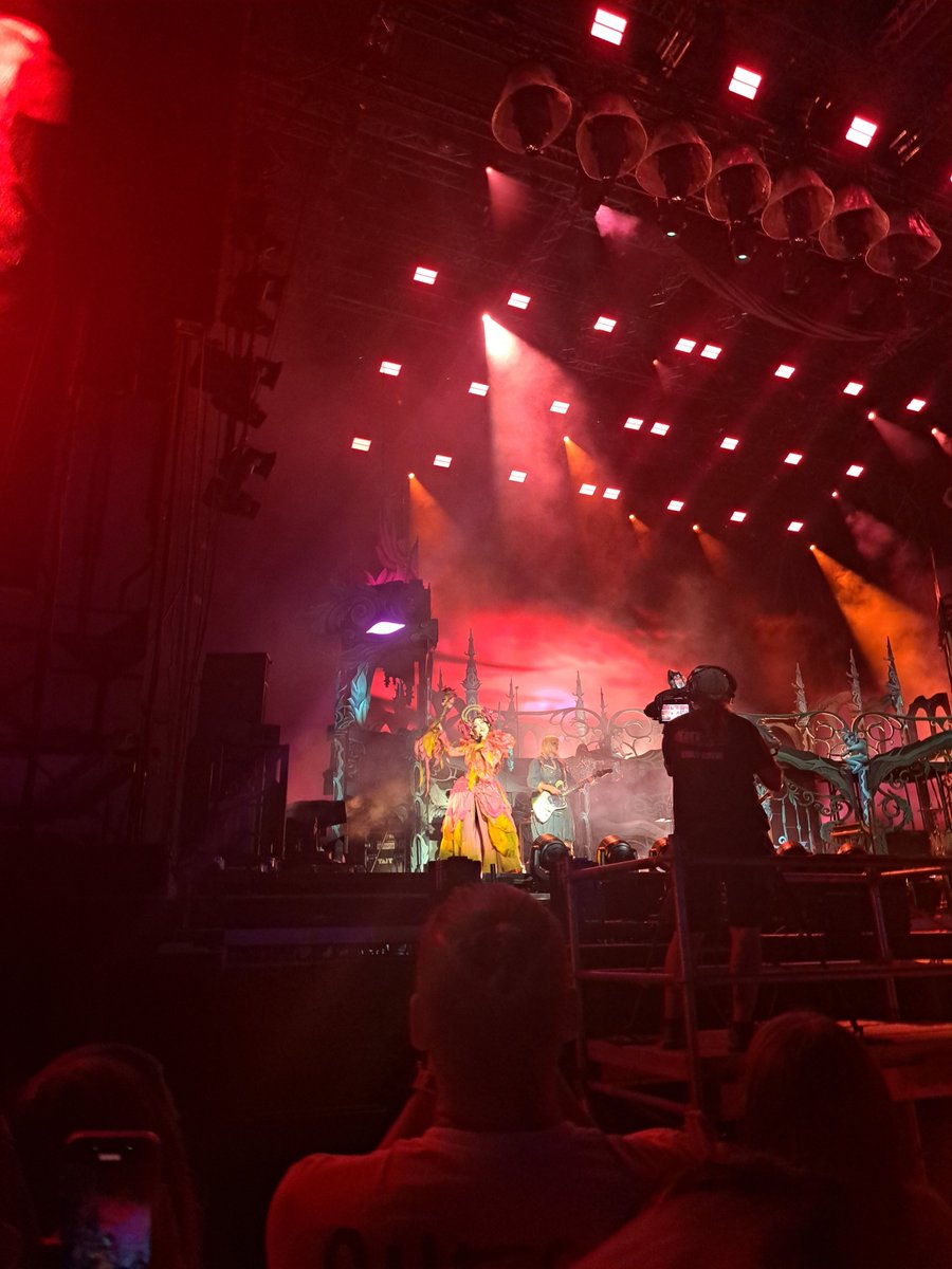 hunigbeo's tweet photo. I SAW CHAPELL LIVE W MY OWN EYES!! LONG LIVE THE LESBIANS 🗣🗣 https://t.co/dpMkTMOWO7