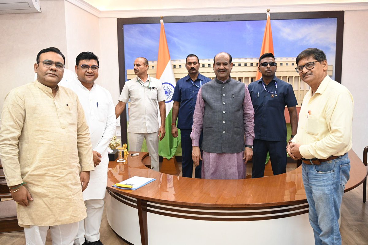 jitanderagarwa4's tweet photo. पुनः आज फिर सानिध्य प्राप्त हुआ माननीय लोकसभा स्पीकर श्री @ombirlakota  जी का दिल्ली अकबर रोड आवास पर।
#आशीर्वाद_फलीभूतम_माननीयजी
#अंतर्राष्ट्रीय_वैश्य_संगठन
#विराट_वैश्य_महासम्मेलन_नोएडा
#वैश्य_एकता_जिंदाबाद
@MedhaRoopam @dmgbnagar @LokSabhaSectt @loksabhaspeaker @loksabha https://t.co/ljJkKh2GJq