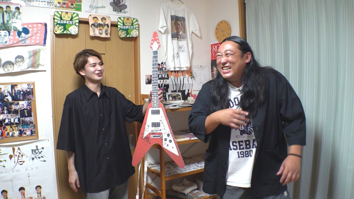 oricon's tweet image. ロバート秋山 メモ少年の実家訪問✨️

ロバートの“強烈な追いかけ”から
テレビ局員になった「メモ少年」こと
篠田直哉Pが生まれ育った大阪へ✈

「ご両親に一度ご挨拶はしたいと思ってた」
感動的な展開も「また恐怖を感じています」
oricon.co.jp/news/2401158/?…

#秋山竜次 #メモ少年 @denkinokishida