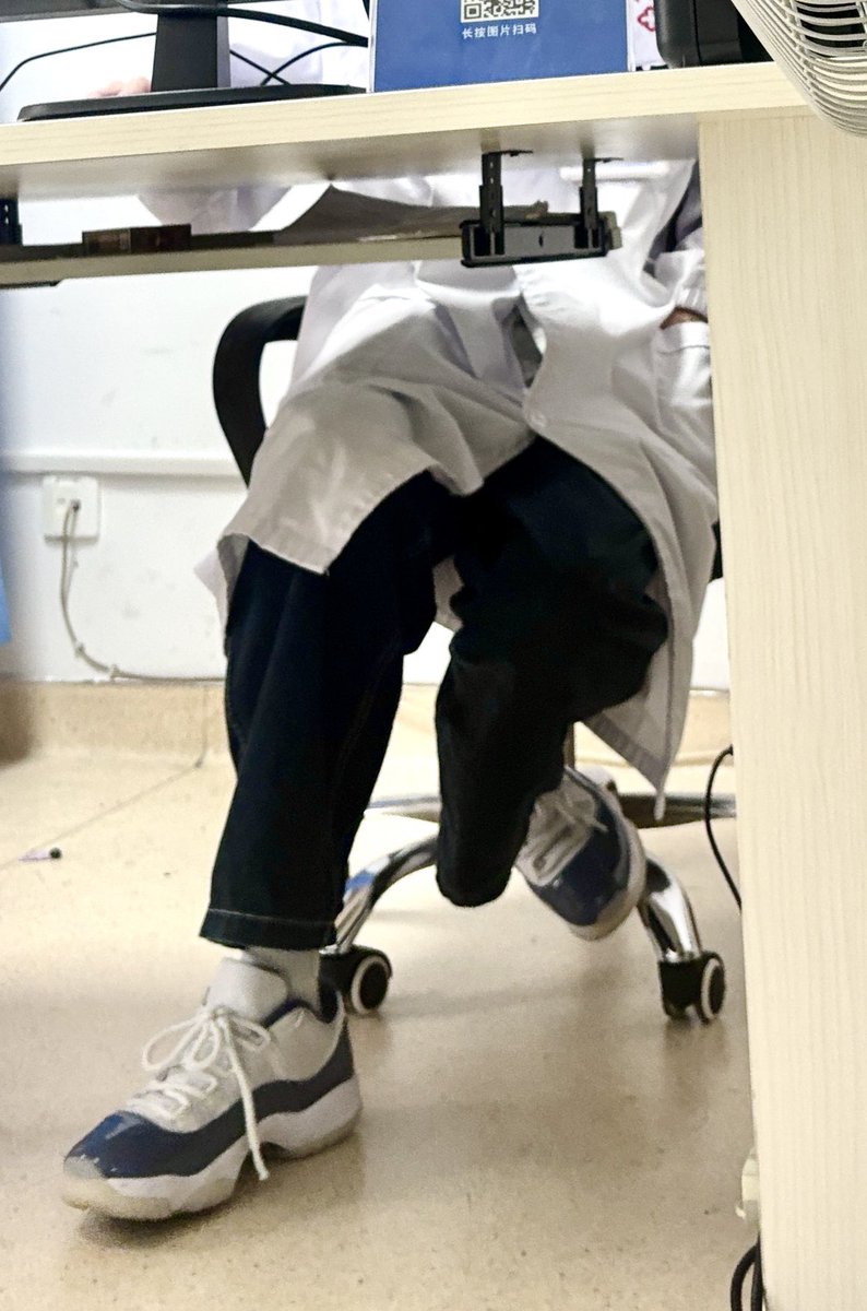 花钱买直男军人训练后的原味 收到货后被要求7x24套在鸡吧上当内裤 
不到一周的时间发现龟头痒痒的 跟直男爹汇报后才知道爹有脚气！
鸡吧就这么无脑被传染了脚气🦠
贤者模式下 决心再也不玩原味了！后面去医院治疗 发现医生穿的居然是aj11 脑子一下子又空了 只想跪下爆舔🥵
 #直男亲爹 #无脑恶堕 #原味