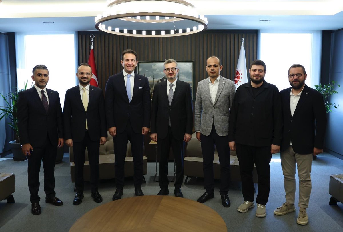 Başkanımız Sayın Hüseyin Topbaş ve vakıf yöneticilerimiz, Cumhurbaşkanlığı İletişim Başkanlığı görevine atanan Prof. Dr. Burhanettin Duran’a hayırlı olsun ziyaretinde bulundu.

Sayın Burhanettin Duran'a yeni görevinde muvaffakiyetler diliyor, çalışmalarının ülkemiz adına hayırlı