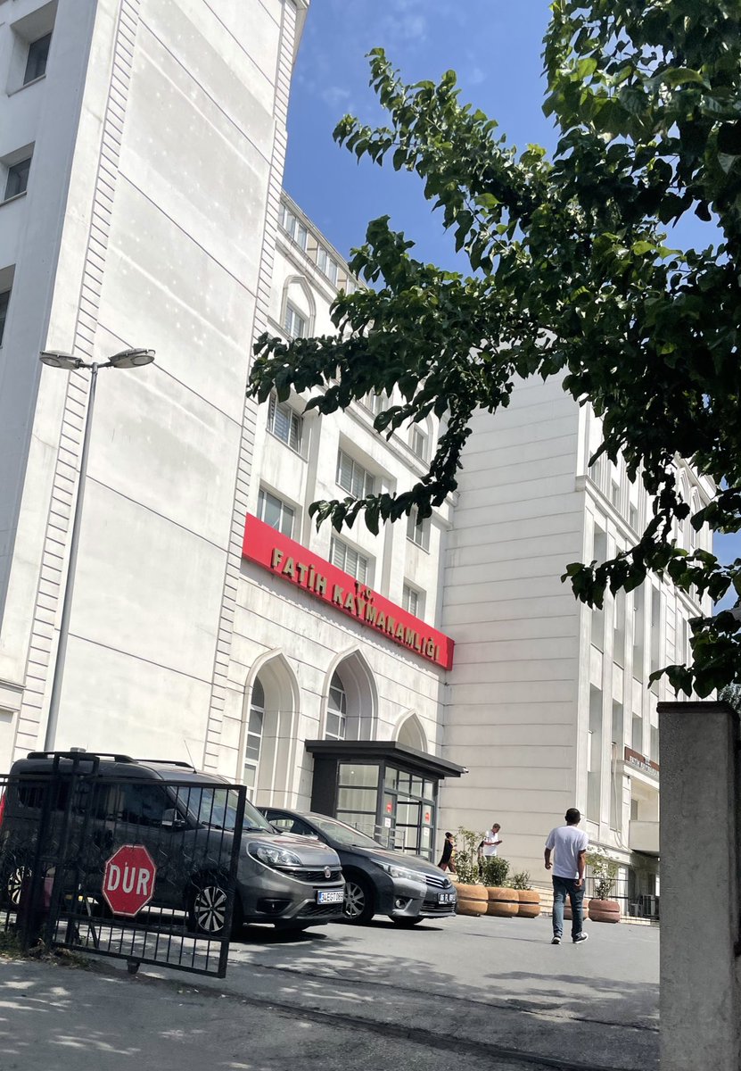 Hatırlatmakta fayda var!

Yasalarımıza aykırı adımlar atan Fener Rum Kilisesi, Fatih Kaymakamlığı’na bağlıdır ve statüsü bellidir.

Anayasamıza ve Lozan’a karşı atılan bu adımlar suç teşkil etmektedir.

İhanete sessiz kalmayın, ortak olmayın!