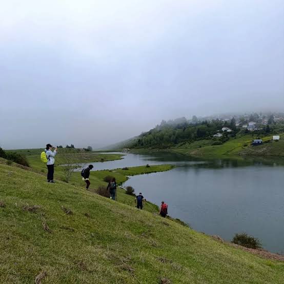 🏞️ Bugünün Kamp Alanı: Karagöl Yaylası (Yalova)

•📍 Konum: Yalova’nın Teşvikiye beldesinde, deniz seviyesinden yaklaşık 1.200 metre yükseklikte bulunan, huzurlu ve serin bir yayla.

•🌿 Doğa &amp; Manzara: Göl manzarası, çam ve kayın ağaçlarının kapladığı orman dokusu. Yaz