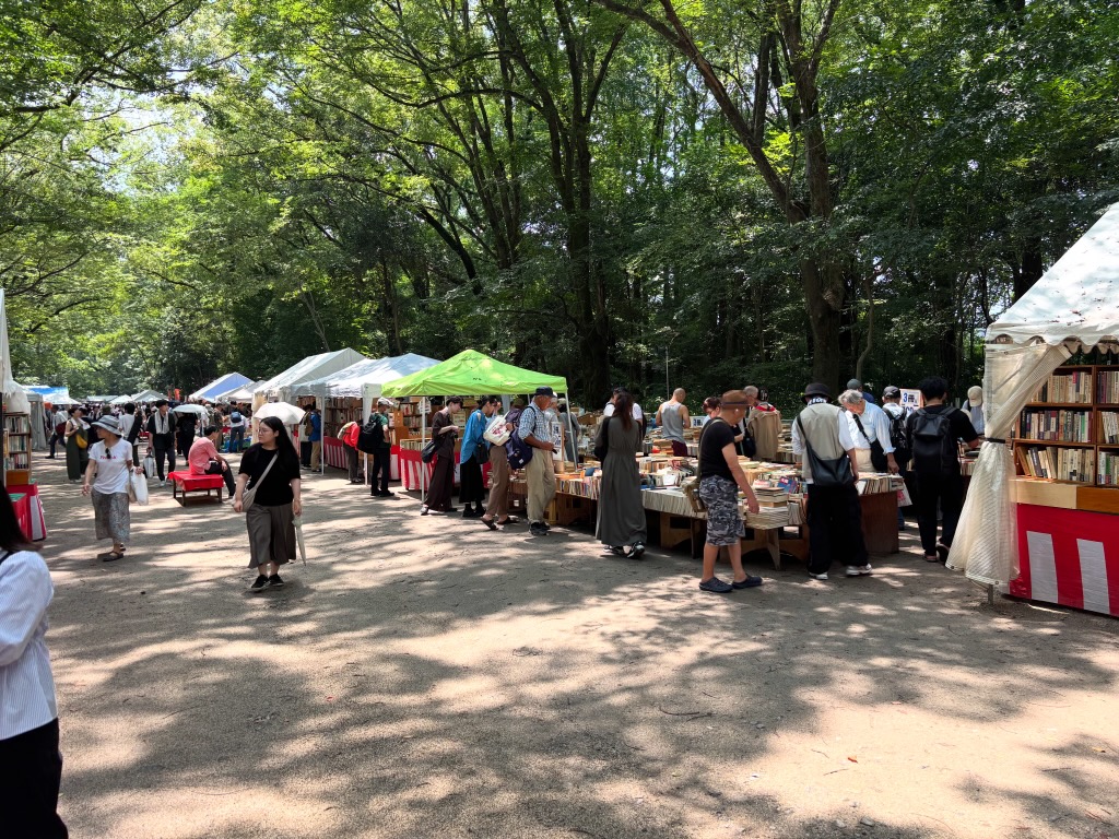 koshoken's tweet image. 下鴨納涼古本まつり４日目も無事に終了しました。いつもの下鴨が戻ってきました。まだ２日あります。補充しすぎて溢れている店もチラホラ。明日も熱中症対策と水分補給をして、晴天の糺の森にお越しください