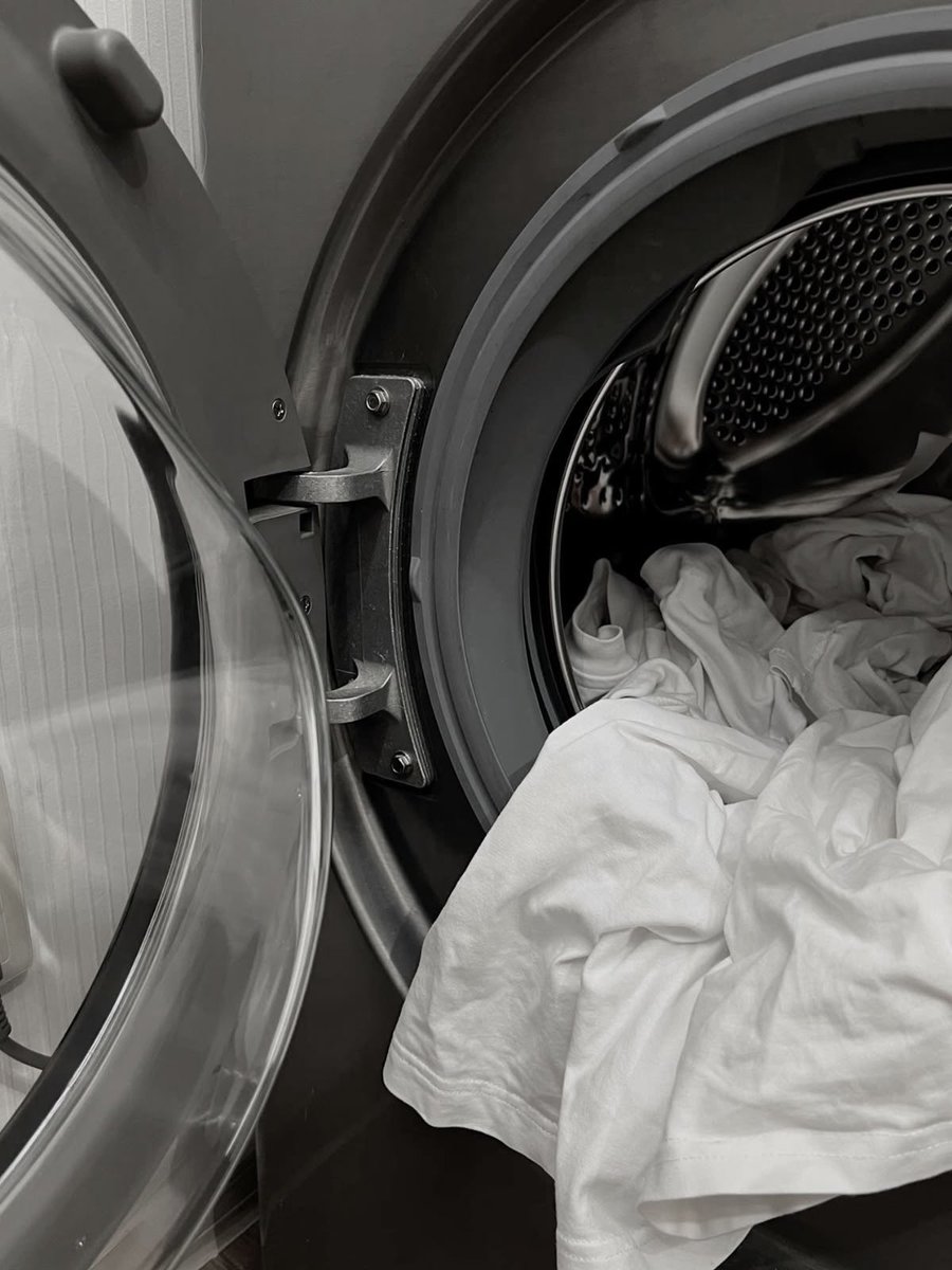 „-Tak swoją drogą, to obiecałam ci, że pomogę ci z tym sprzątaniem lodowiska. Jeżeli chcesz, to mam jutro czas i mogę…

– Nie! Znaczy…

– Jasne, czaję – rzuca luźno. – Chcesz być sam na sam z Nolanem. Plus dla mnie, nie będę musiała sprzątać brudnych gaci hokeistów.”

 #CIOwatt