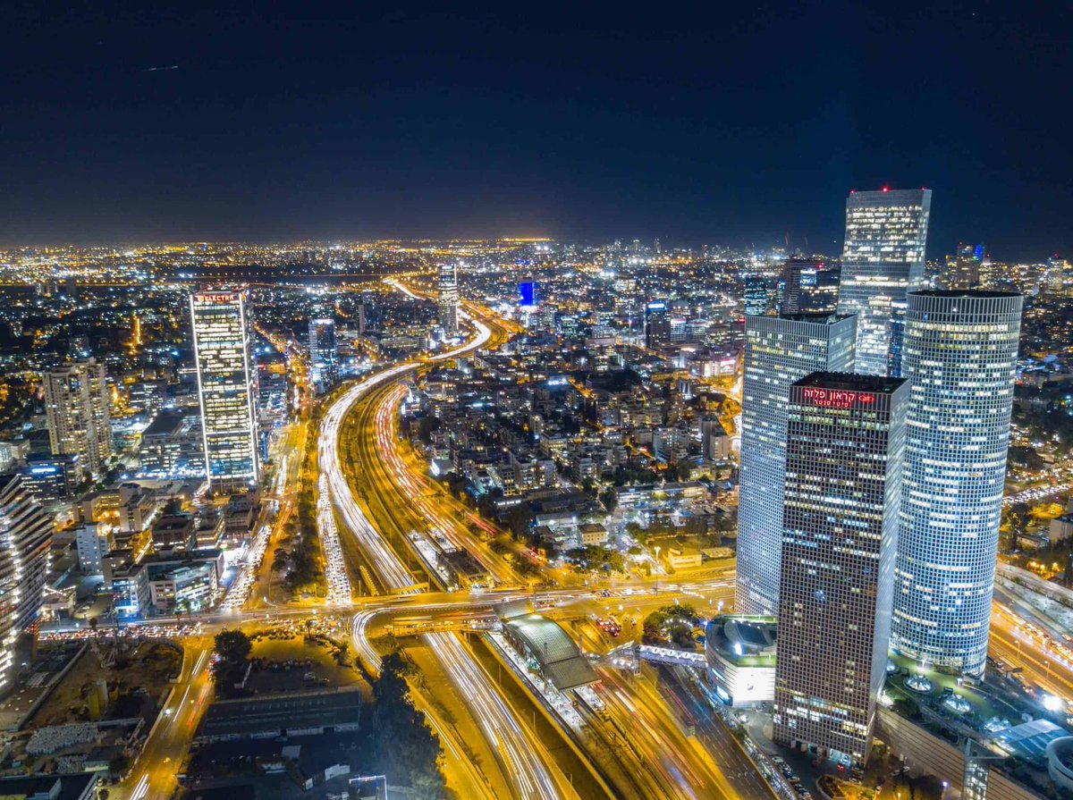 javiernavia's tweet photo. Israel es hace tiempo un modelo mundial en I+D y economía del conocimiento. Y lo más interesante: lo es con gobiernos de orientaciones políticas muy distintas. Mantiene desde hace décadas una política activa y coherente para impulsar la innovación. No improvisa: legisla, financia, genera alianzas y se involucra directamente. Esa continuidad, más allá de la coyuntura, es lo que lo convirtió en la “Startup Nation”. Va un hilo 🧵 🇮🇱💡