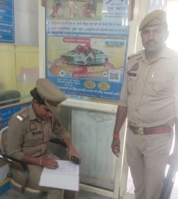 DCPWestAgra's tweet photo. #PoliceCommissionerateAgra
▶️#थाना_मलपुरा पुलिस टीम द्वारा थाना क्षेत्रान्तर्गत व्यवसायिक प्रतिष्ठानों/बैंकों/एटीमाें की जा रही हैं, सघन चेैकिंग।
▶️बैंक/एटीएम के आस-पास खड़े/घूम रहे संदिग्ध व्यक्तियों/वाहनों पर रखी जा रही है नजर।
#BankChecking https://t.co/tagA6WfbV8