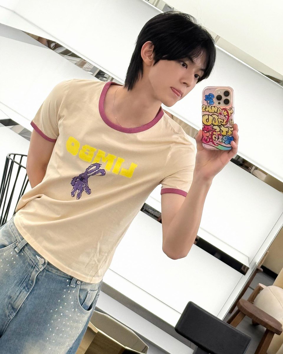 DOHOONPOST's tweet photo. My new perfume🌺 https://t.co/wVuGq1IIGN