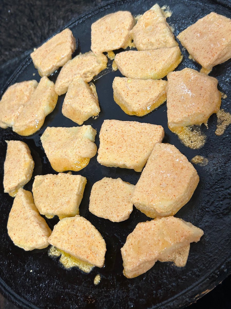kamathrok's tweet photo. Cloudy skies call for comfort food — channa dal and rava-coated nukkolu, aka Navilkosu , aka Knol Knol , roasted to perfection on a piping hot tawa 😄😄, topped with a sprinkle of kobbari yenney meaning coconut oil sourced straight from ooru 😍😋🫣
#PhoneClick https://t.co/CKNaFcXeeF