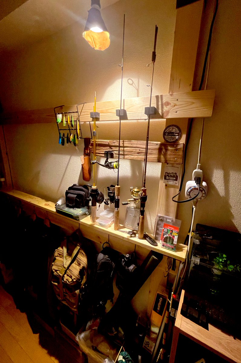 N089d's tweet photo. 自宅の釣り具置き場を手直しした！
並べ方とライティングを一新したらお店のような美しさに…！
バックスクリーンとかもっと凝りたいけど、ひとまず満足！
どんどん小物を増やしたくなる！ https://t.co/9iiYH6dUN2