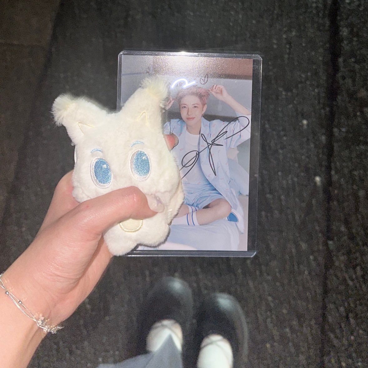 ron_do9600's tweet photo. 250813🐰🎂
BTTF リリイベ ロンジュン サイン会 レポ

ろんじゅん、幸せな時間をありがとう🦊💖

終わったあとポスカ見たら名前の最後の母音が違ったんだけど私が改名します！！これもいい思い出になったし、またロンジュンに会えるように人生頑張ります！ https://t.co/h68MApjZgG