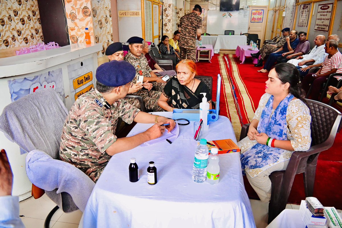A day well spent at an old age home in East Delhi as 139BN #CRPF men &amp; officers celebrated #HarGharTiranga 🇮🇳 with our elders.
Held a medical camp, distributed medicines &amp; shared stories. Their smiles, blessings &amp; enthusiasm lit up the tricolour even brighter.