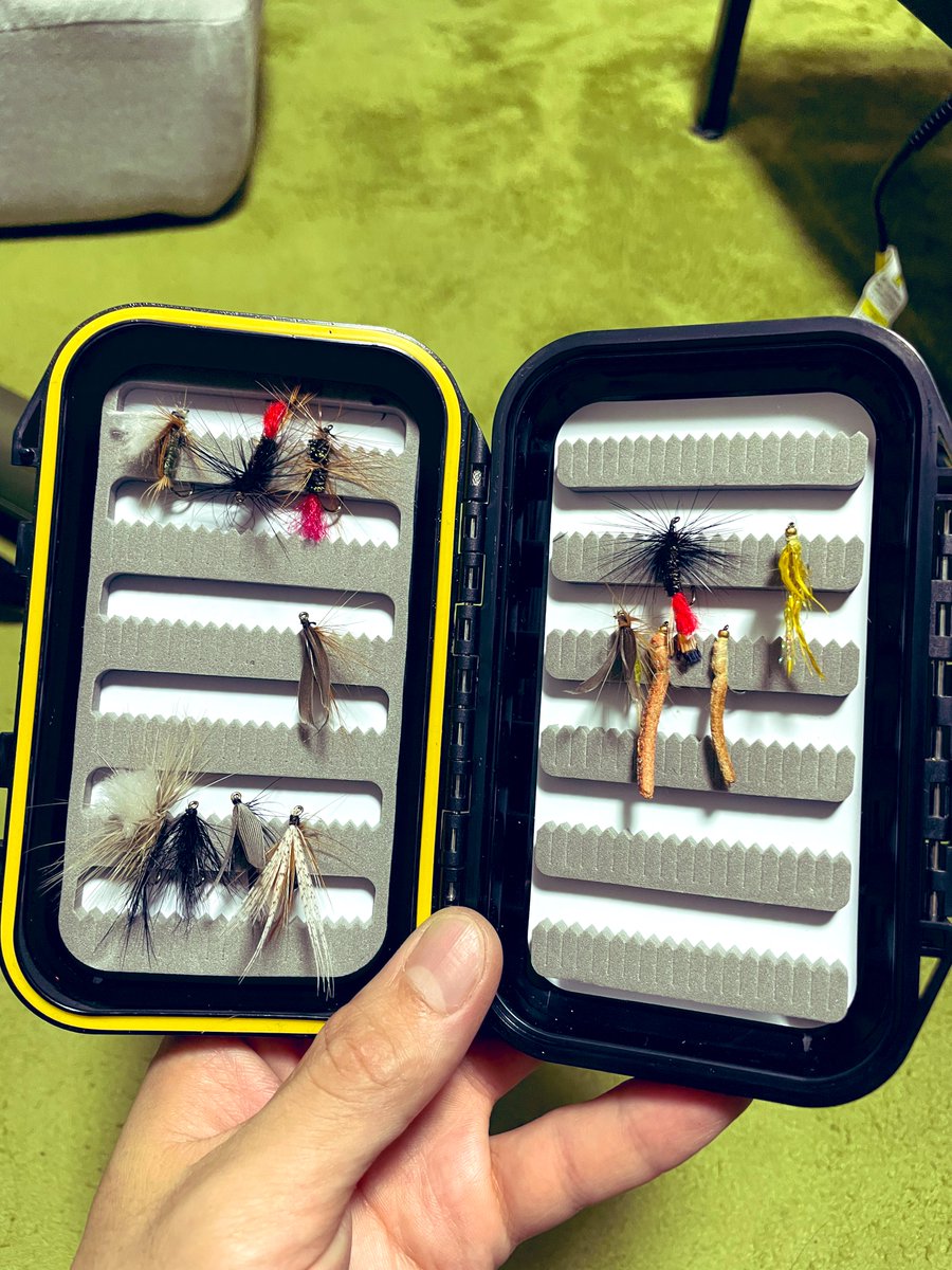 N089d's tweet photo. 中古でフライロッドのセットを買ったらケースの中に前の方の自作と思しきフライが！
なんか嬉しいな、大事に使ってあげよう https://t.co/9Kjj6VANf7