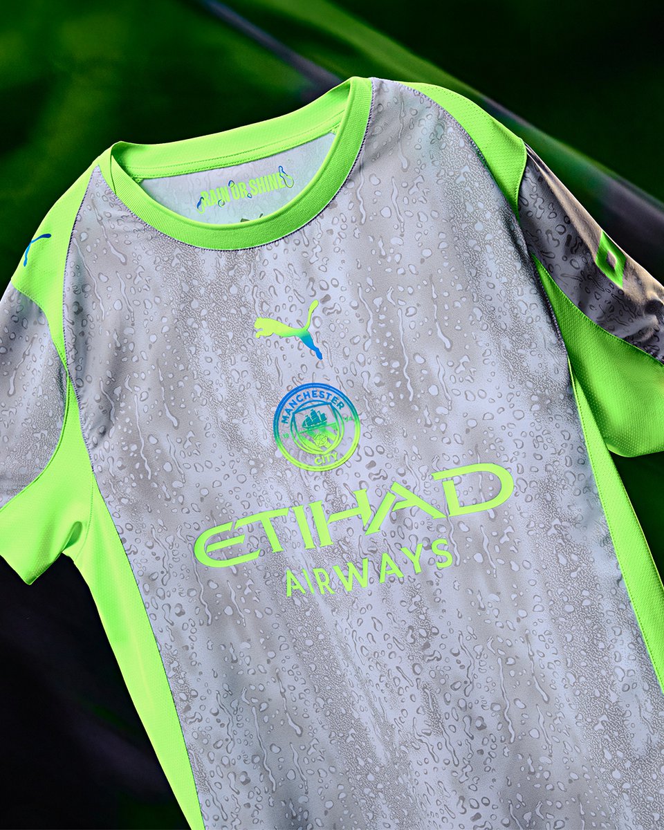 B24PT's tweet photo. O novo terceiro equipamento do Man City é uma "homenagem" ao clima chuvoso da cidade de Manchester. A sério. https://t.co/eGYPz48hsw